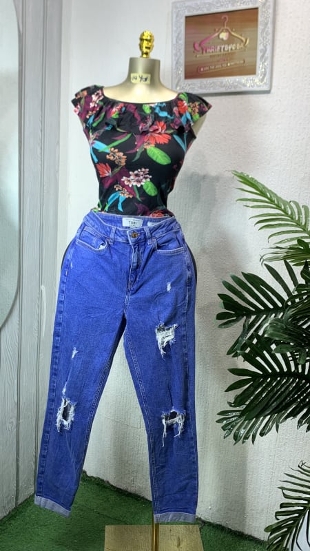 Women's Floral Ruffle Top & Distressed Mom Jeans Set