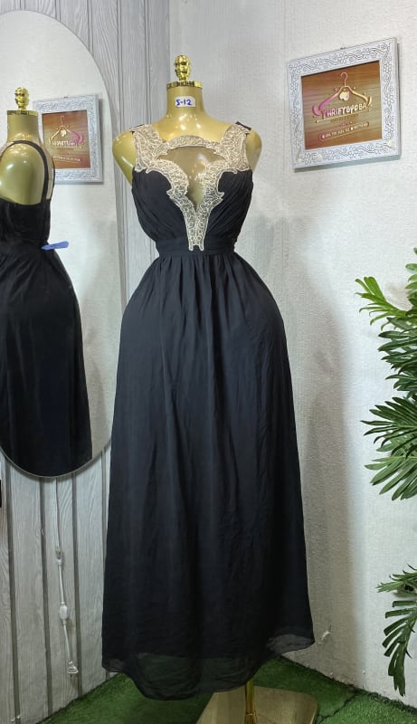 Elegant Black Formal Gown with Lace Detail