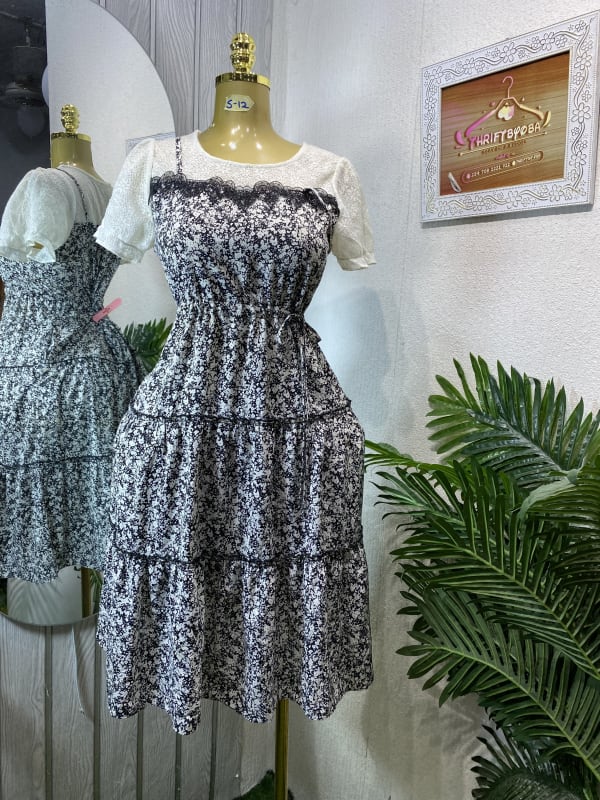 Chic Floral Tiered Midi Dress with Lace Trim