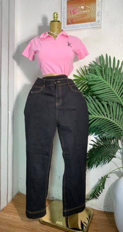 High-Waisted Black Denim Jeans with Contrast Stitching