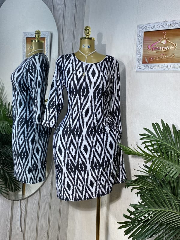 Women's Black and White Geometric Print Shift Dress