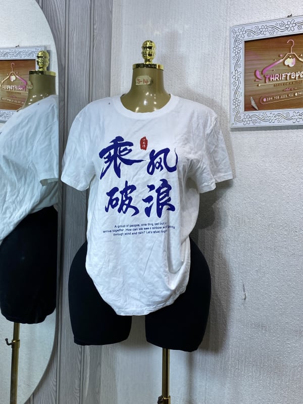 Casual White Graphic T-Shirt with Chinese Calligraphy