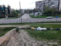 В Новокузнецке у дамбы на Левом берегу разрастается стихийная свалка (ФОТО)