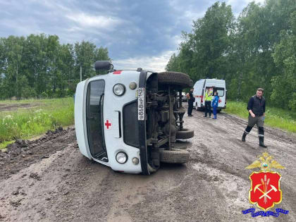 «Буханка» помяла бок, фельдшер ударилась плечом: в Кузбассе опрокинулась скорая (ФОТО)