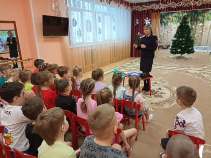 Сотрудники Госавтоинспекции и педагоги провели для детей игровую программу по ПД