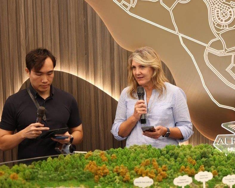 Các chuyên gia và khách mời nghiên cứu sa bàn tổng thể Alphora Mường Hoa 83ha