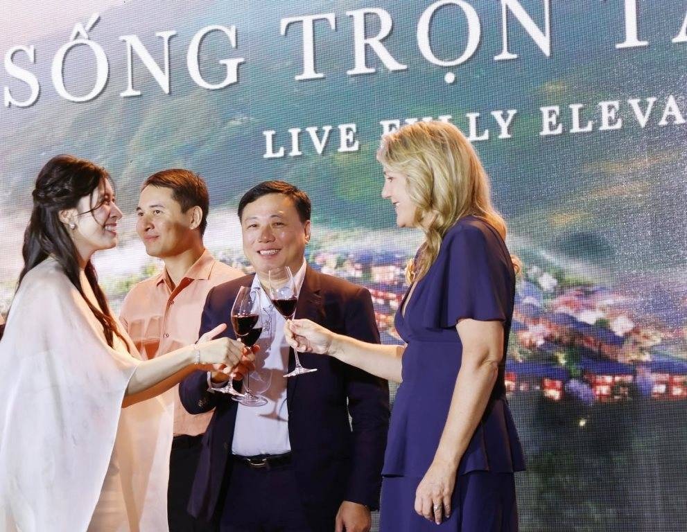 Nâng ly chúc mừng sự hợp tác chiến lược giữa IHG và Alphanam