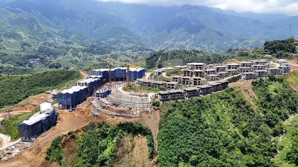 Toàn cảnh công trường xây dựng trên sườn núi Mường Hoa