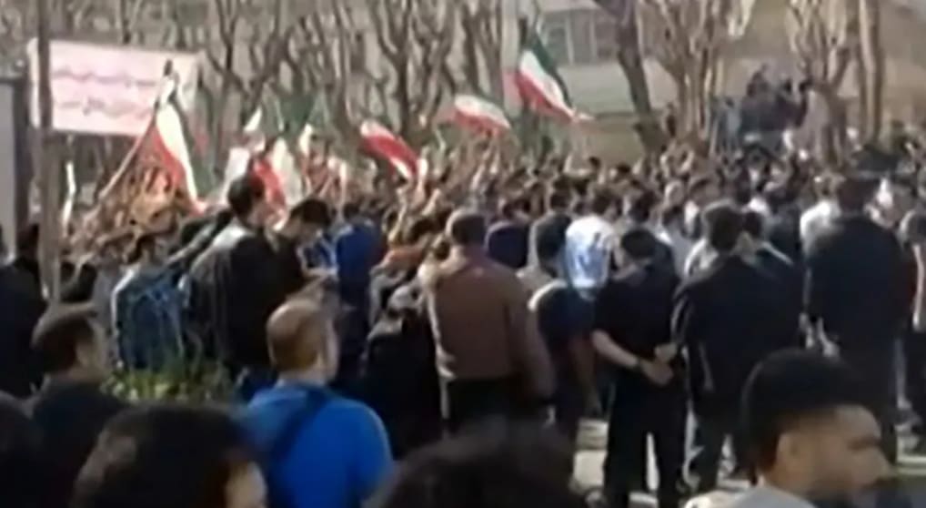 নিহতদের স্মরণে শোক র‍্যালি ঘিরে তেহরানে শিক্ষার্থীদের বিক্ষোভ, পাল্টাপাল্টি অবস্থান