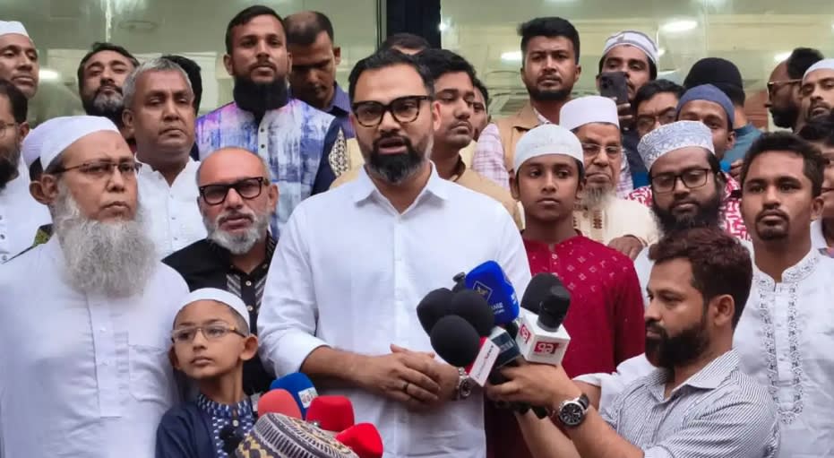 কিশোরদের নামাজের অভ্যাস গড়তে সাইকেল উপহার দিচ্ছেন যুব প্রতিমন্ত্রী