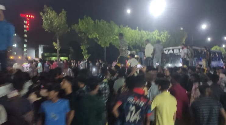 বকেয়া বেতন দাবিতে সাভারে সড়ক অবরোধ, তীব্র যানজট