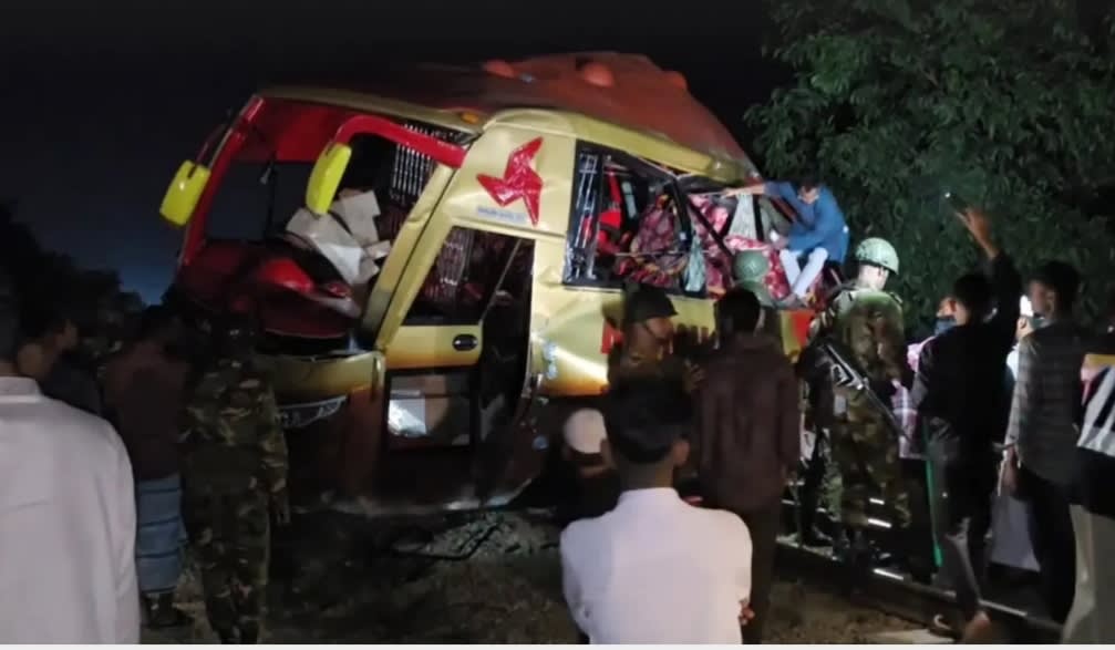 ট্রেন-বাসের ভয়াবহ সংঘর্ষে বিধ্বস্ত কুমিল্লা: প্রাণ হারালেন ১২ যাত্রী