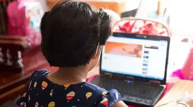 হাইব্রিড ক্লাসে যাচ্ছে শিক্ষা ব্যবস্থা: সপ্তাহে তিন দিন অনলাইন, তিন দিন সরাসরি পাঠদান