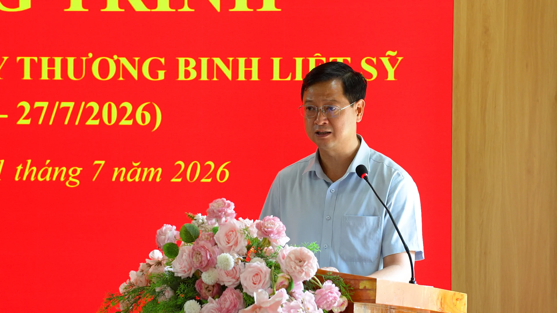 Tại buổi trao tặng, ông Bùi Quang Hưng, Bí thư Đảng ủy xã Phong Hải bày tỏ lòng tri ân sâu sắc đối với các gia đình chính sách, người có công với cách mạng, ghi nhận những cống hiến, hy sinh to lớn của các thế hệ đi trước vì độc lập, tự do của Tổ quốc. Ảnh: Duy Trinh.