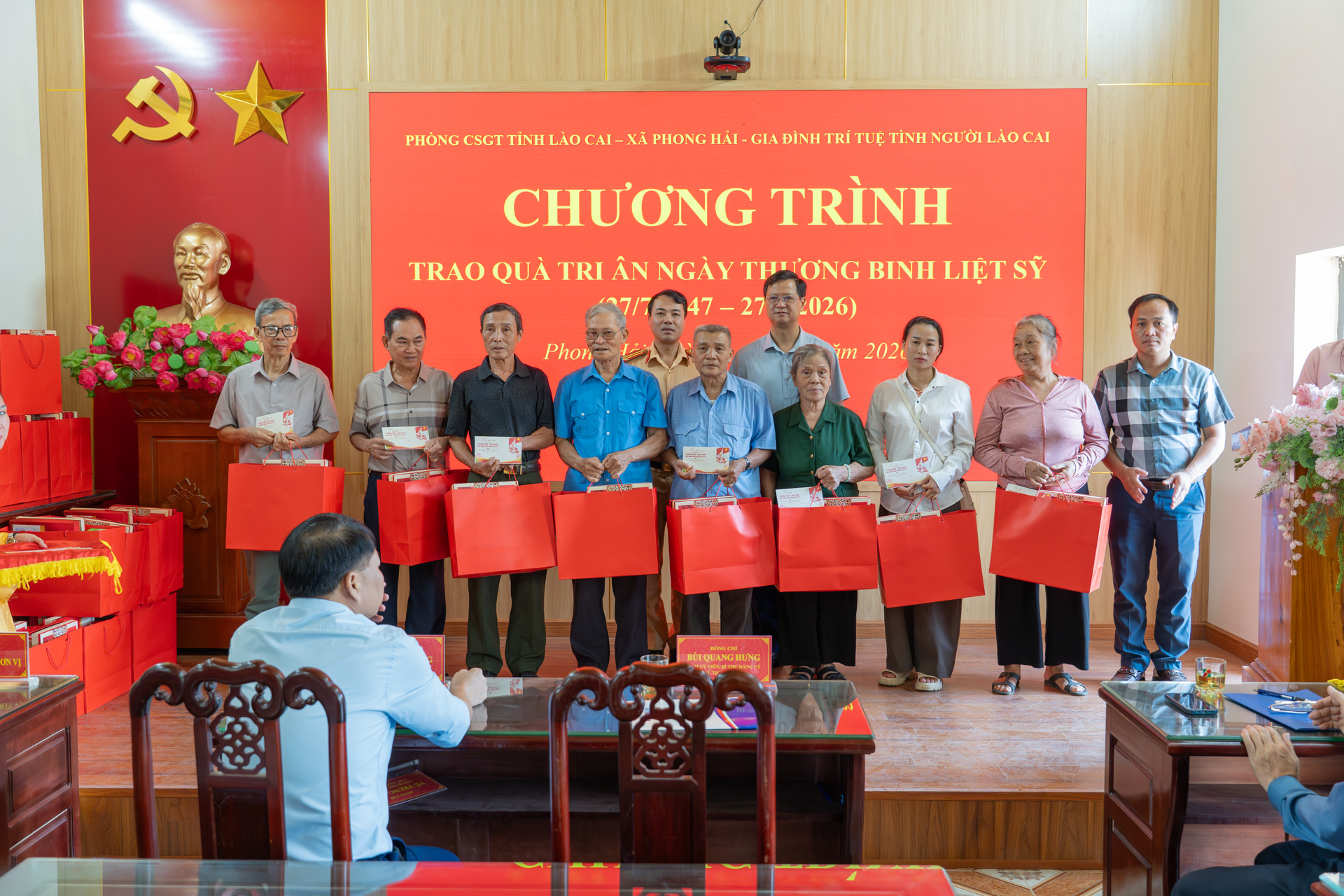 62 suất quà nghĩa tình được trao tới các thương binh, bệnh binh, thân nhân liệt sĩ và người có công với cách mạng trên địa bàn xã Phong Hải. Ảnh: Phan Anh.