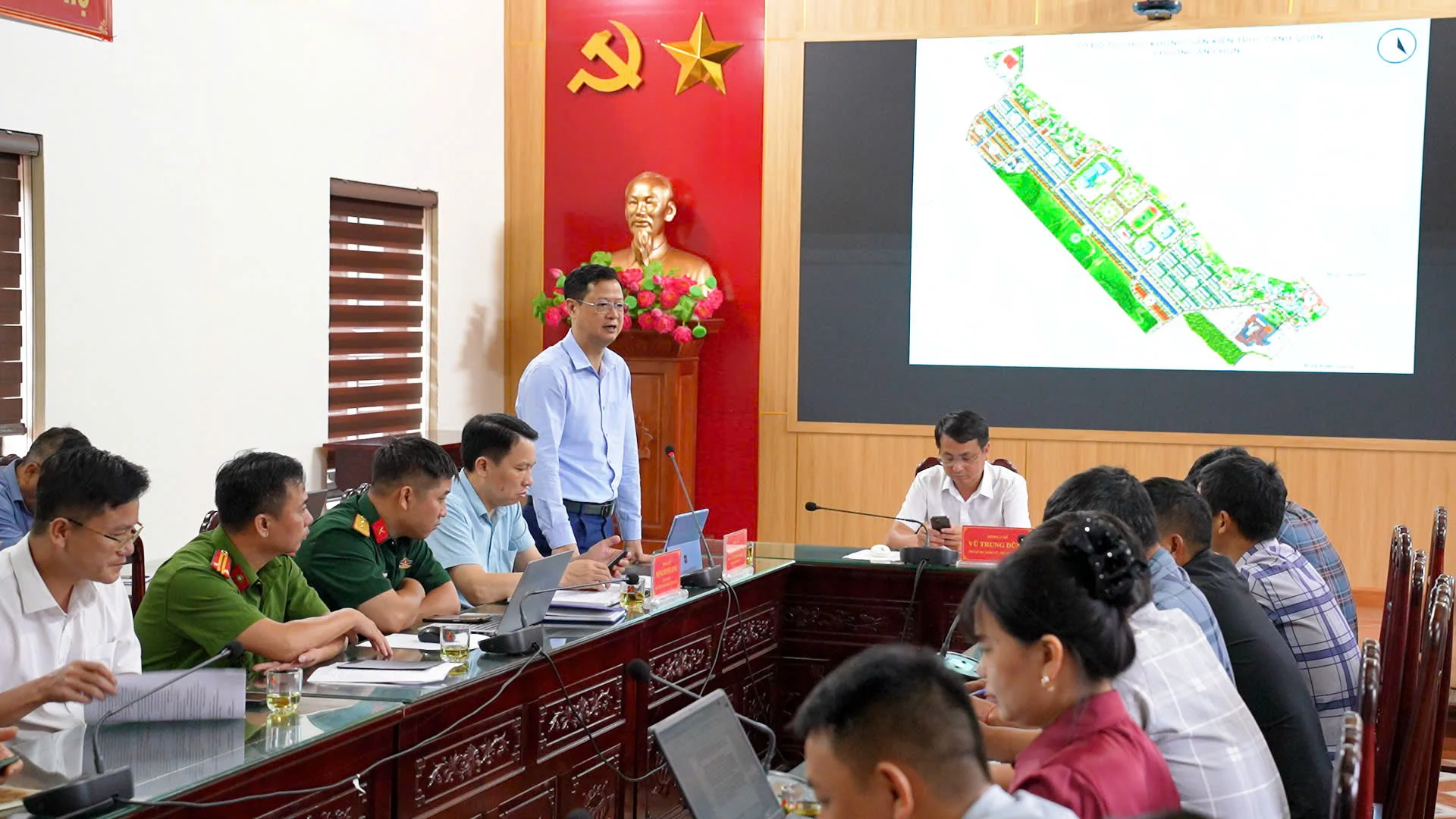 Lãnh đạo xã Phong Hải phát biểu tại Hội nghị lấy ý kiến về Đồ án quy hoạch chung xã đến năm 2035, tầm nhìn đến năm 2050. Ảnh: Phan Anh.