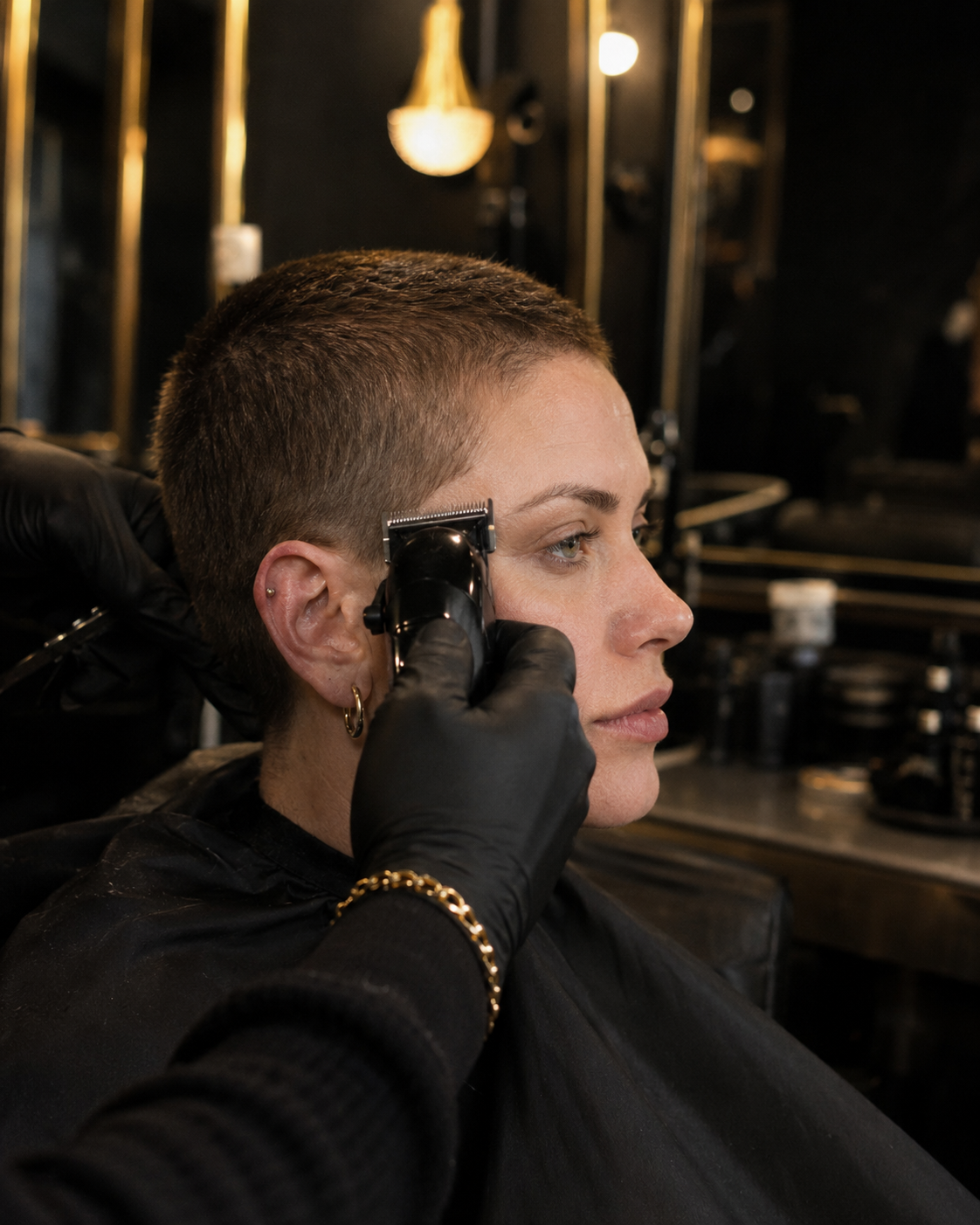 Elegant textured cut on short hair with a refined finish