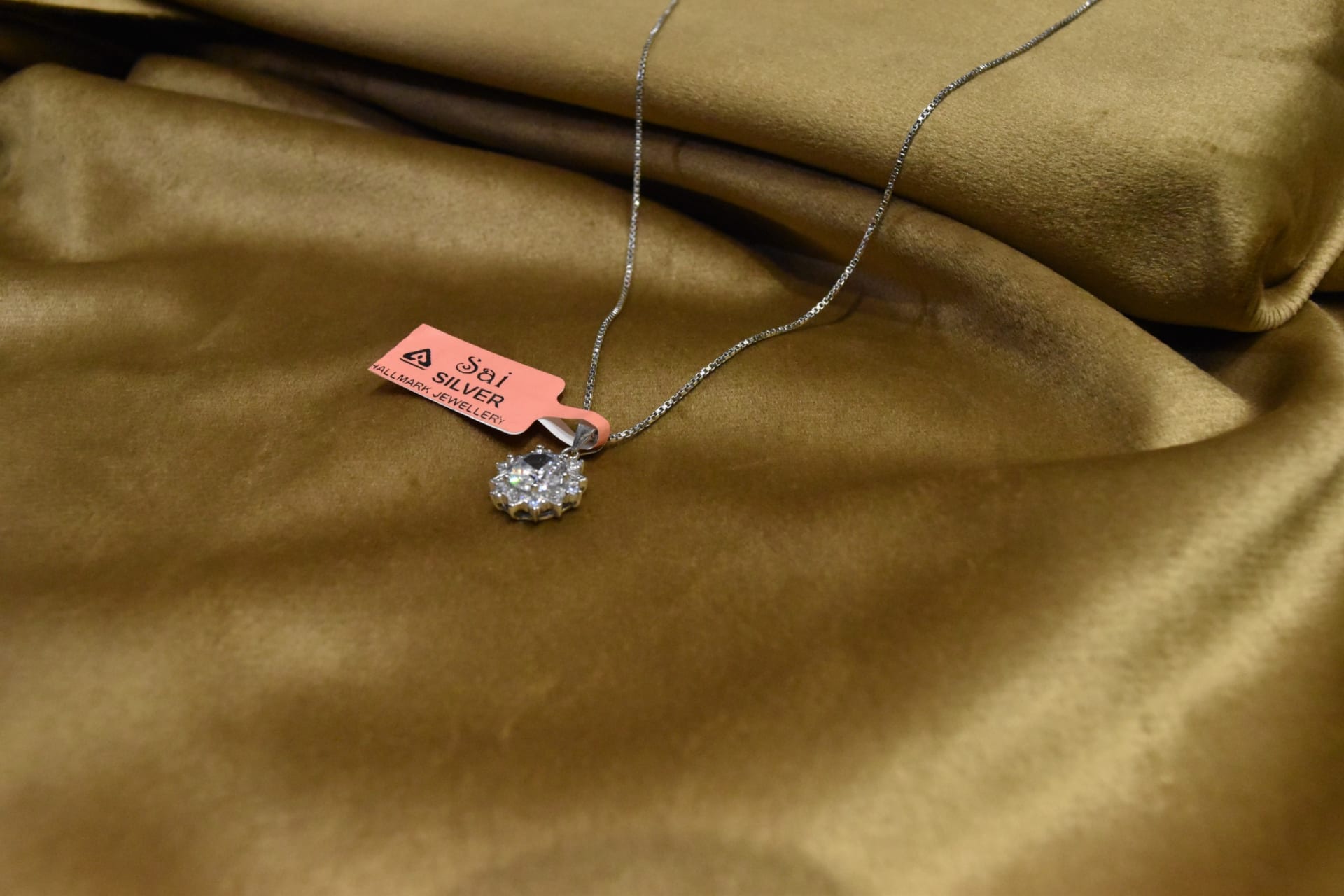 Snow Petal Shine Pendant Set image 3