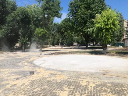 В настоящее время продолжаются работы по  благоустройству общественной территории, расположенной по адресу: Ростовская область, г. Аксай, пр. Ленина, 31, 33, 35