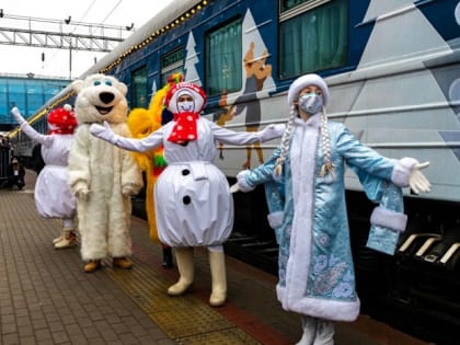 Праздник на перроне: поезд Деда Мороза побывал в донской столице