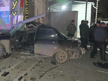 Смертельное ДТП в Миллерово: столкновение с столбом и магазином