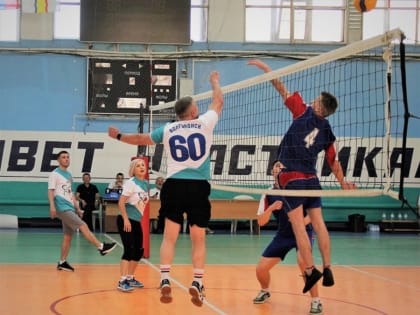 Дума против молодежного парламента: в волейбольном матче победили депутаты