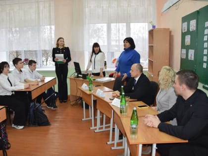 Донской парламентарий Ирина Жукова и председатель городской Думы – глава города Шахты Константин Корнеев пообщались со старшеклассниками МБОУ СОШ №4 и проверили условия организации