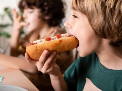 Врач объяснил, какие продукты опасно давать детям на завтрак