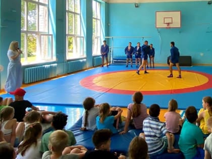 Таганрогские самбисты провели мастер-класс в школьном лагере