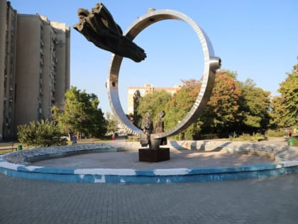 Косметический ремонт фонтана в сквере Машиностроителей в Волгодонске закончат 25 августа