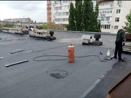 В затопленной месяц назад школе Азова начали ремонтировать крышу