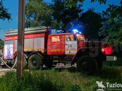 В Новочеркасске сгорел заброшенный гараж, видео