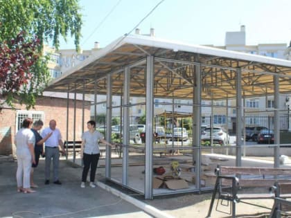 Летнюю площадку строят в Центре социального обслуживания Таганрога