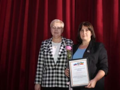 Александр Лотарев, глава Администрации города Зверево и Елена Елисеева, депутат Законодательного Собрания Ростовской области 7-го созыва поздравили зверевчан с праздником и вручили