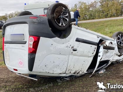 На трассе под Новочеркасском перевернулся фургон, пострадал один человек