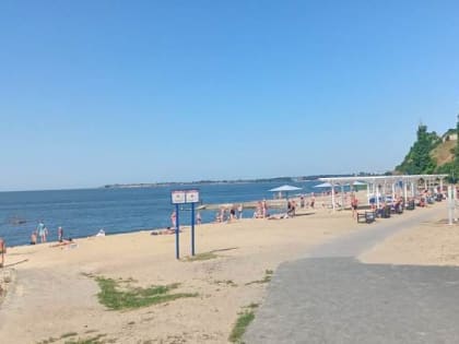 На Центральном пляже Таганрога появились теневые навесы и туалет