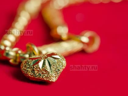 20-летняя девушка в Шахтах похитила золотые украшения, придя в гости к знакомой