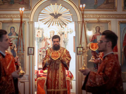 В Неделю 4-ю по Пасхе викарий Ростовской епархии епископ Таганрогский Артемий совершил Божественную литургию в храме преподобного Алексия, человека Божия