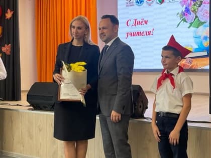В День Учителя единороссы Ленинского района донской столицы вручили педагогам благодарственные письма и поздравления