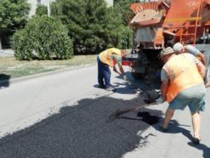 В Таганроге продолжается ремонт автомобильных дорог