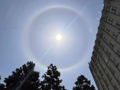 Солнечное гало наблюдают горожане в небе над Таганрогом