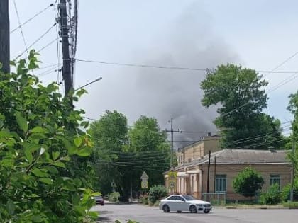 В Таганроге горит двухэтажный дом на улице Ломакина