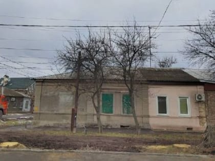 На улицах Таганрога продолжается обрезка деревьев