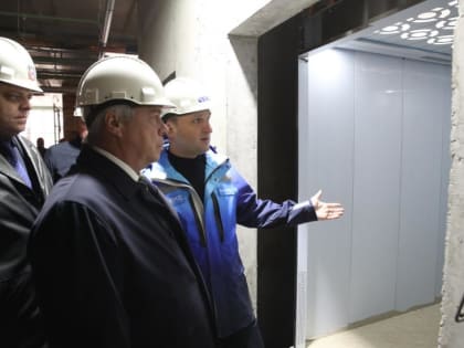 Василий Голубев провел выездное совещание на стройплощадке детского хирургического центра