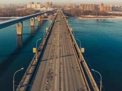 В Новосибирске 22-летняя девушка упала в Обь с моста