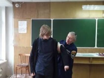 Занятие по безопасности на воде провели сотрудники МЧС службы спасения на водах в школе № 36 города Таганрога