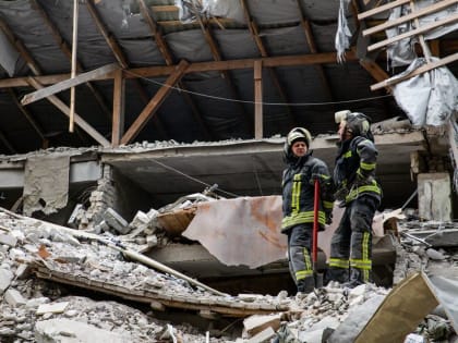 ВСУ нанесли намеренный удар по Новоайдару. В посёлке ЛНР разрушены шесть частных домов и здание районной больницы. 14 человек погибли, ещё 24 были ранены