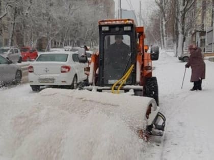 В Ростове на борьбу с мощным снегопадом вышли 142 спецмашины и 550 дворников