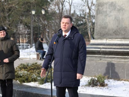 В Таганроге возложили цветы у памятника Антону Чехову