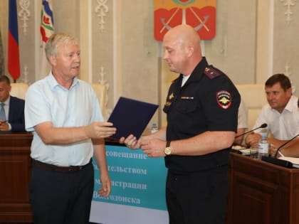 Глава городской администрации поздравил с профессиональным праздником сотрудников ГАИ